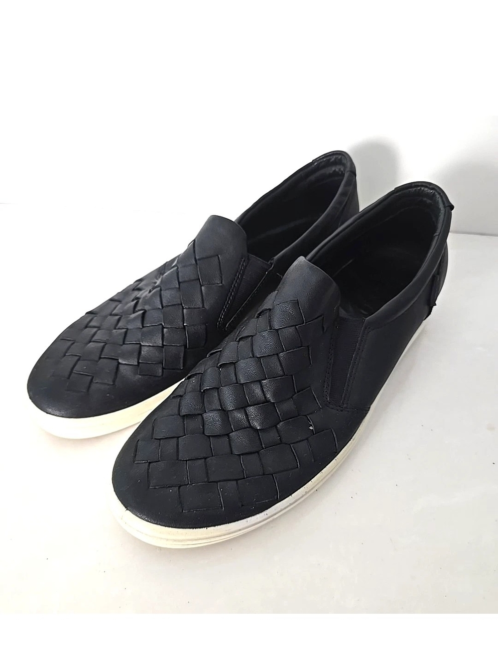 ECCO Women's Black Soft sz 8 US Woven Slip On Fashion Sneakers